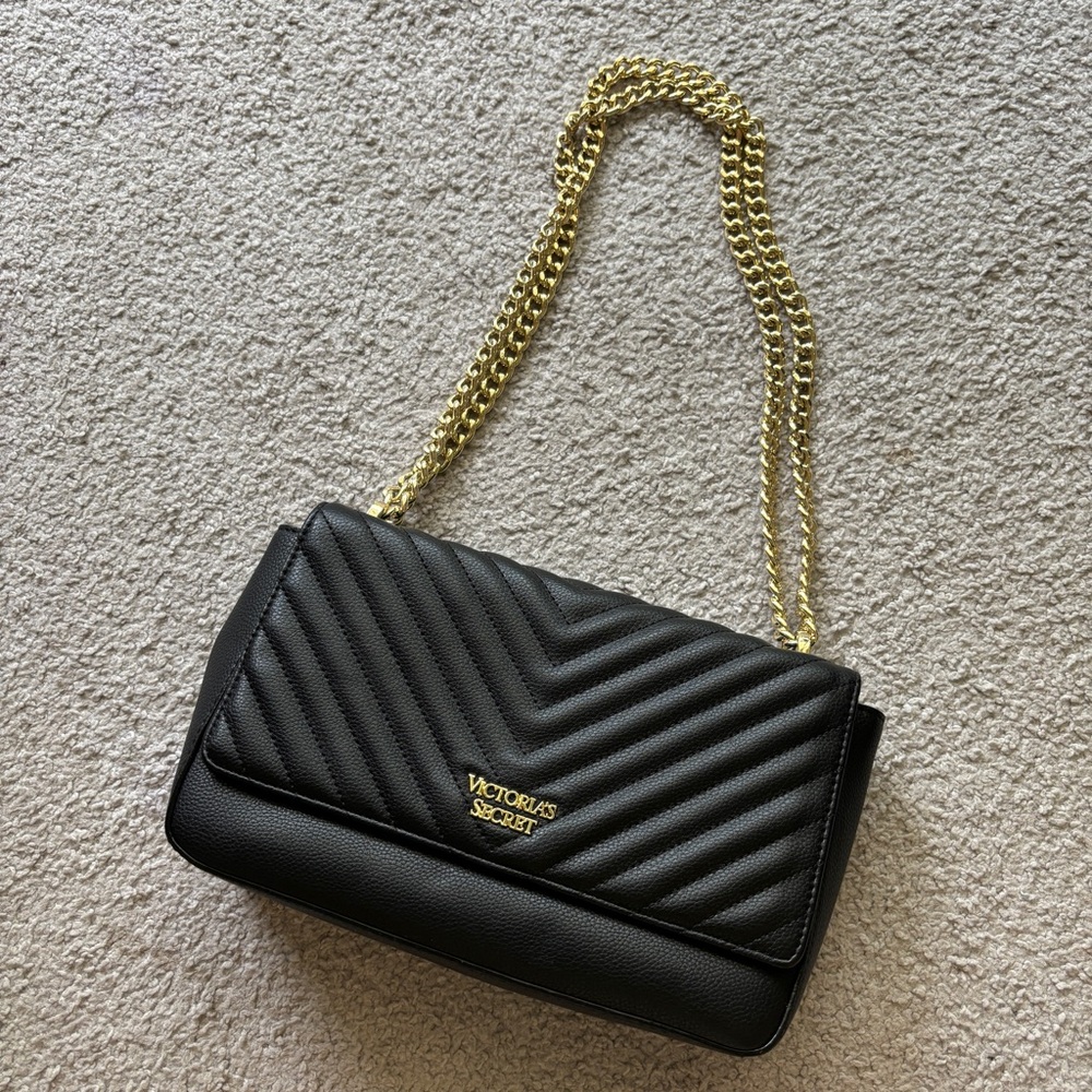 Victoria's Secret Pebbled Black V-Quilt Street shoulder Bag Chain Strap Purse